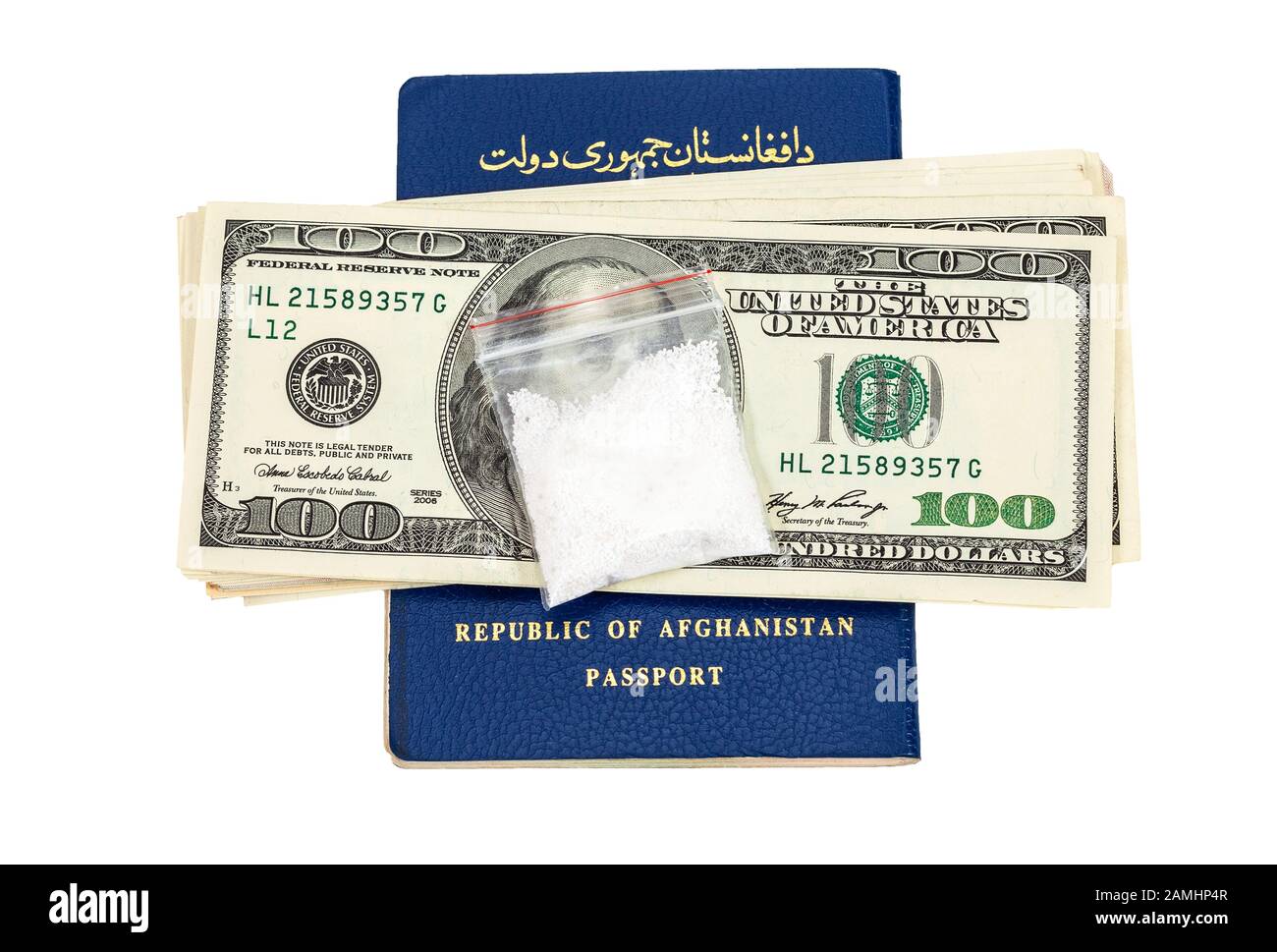 Pacchetto con droga sul passaporto Afghanistan e dollari americani isolati su bianco Foto Stock