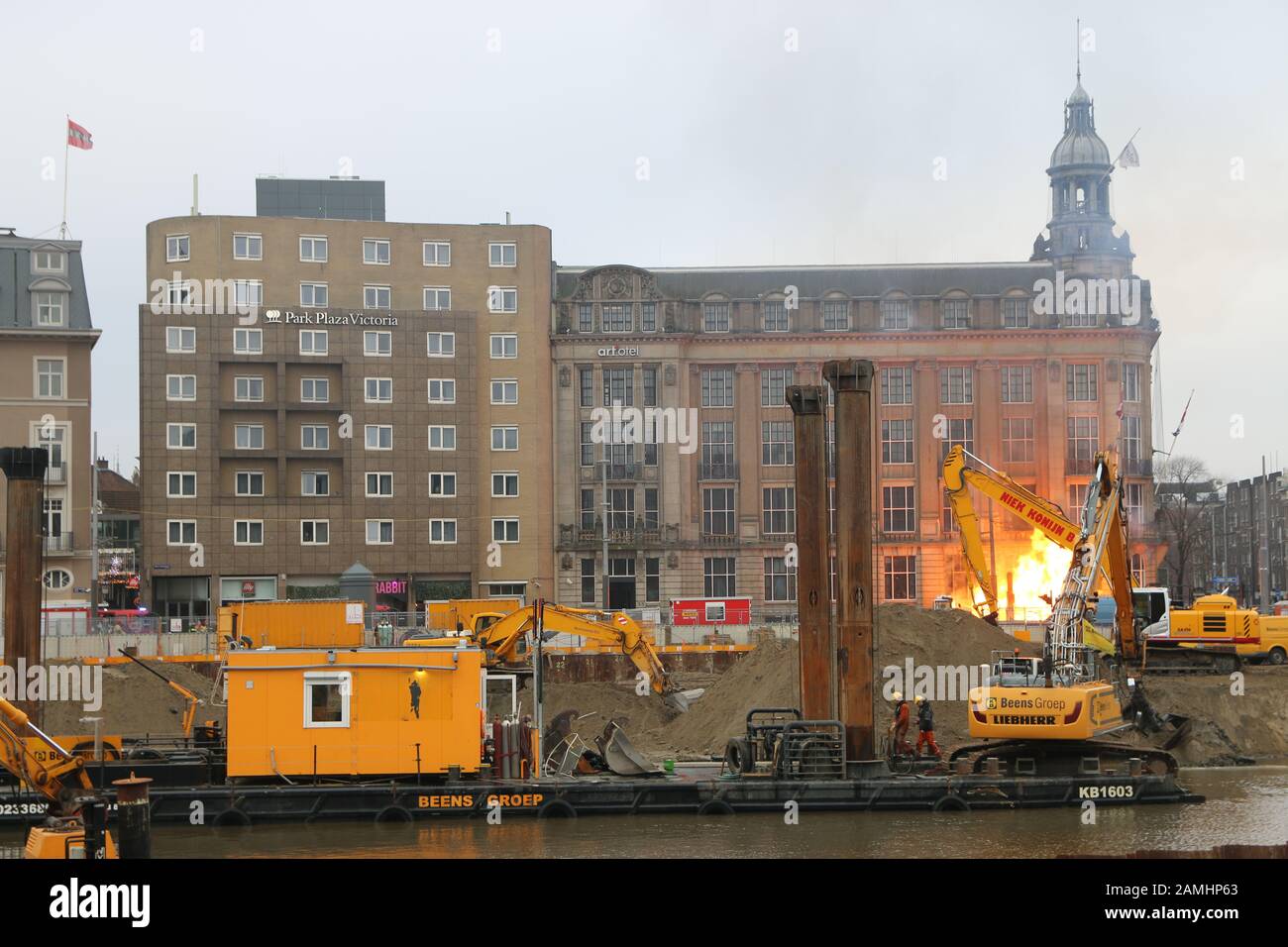 Amsterdam, Paesi Bassi - 13 gennaio 2020: Il fuoco di gas si rompe vicino agli hotel di Amsterdam di fronte alla stazione centrale Foto Stock