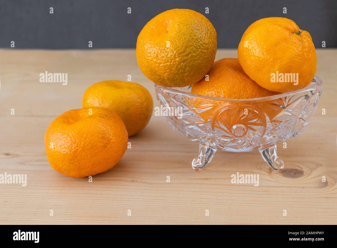 Clementine su sfondo di legno. Benefici Clementine per il concetto di salute. Concetto Di Vacanza Foto Stock