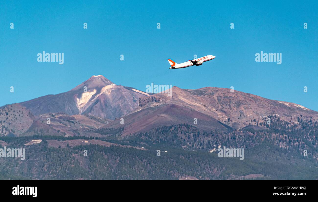 Lauda Air piano dopo il decollo dall'aeroporto di Tenerife Sud con il picco del famoso vulcano Teide, in background. Foto Stock