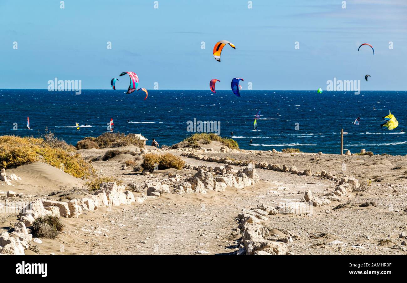 Strada di sabbia per la bella El Médano spiaggia estremamente popolare tra i kitesurfisti. Foto Stock