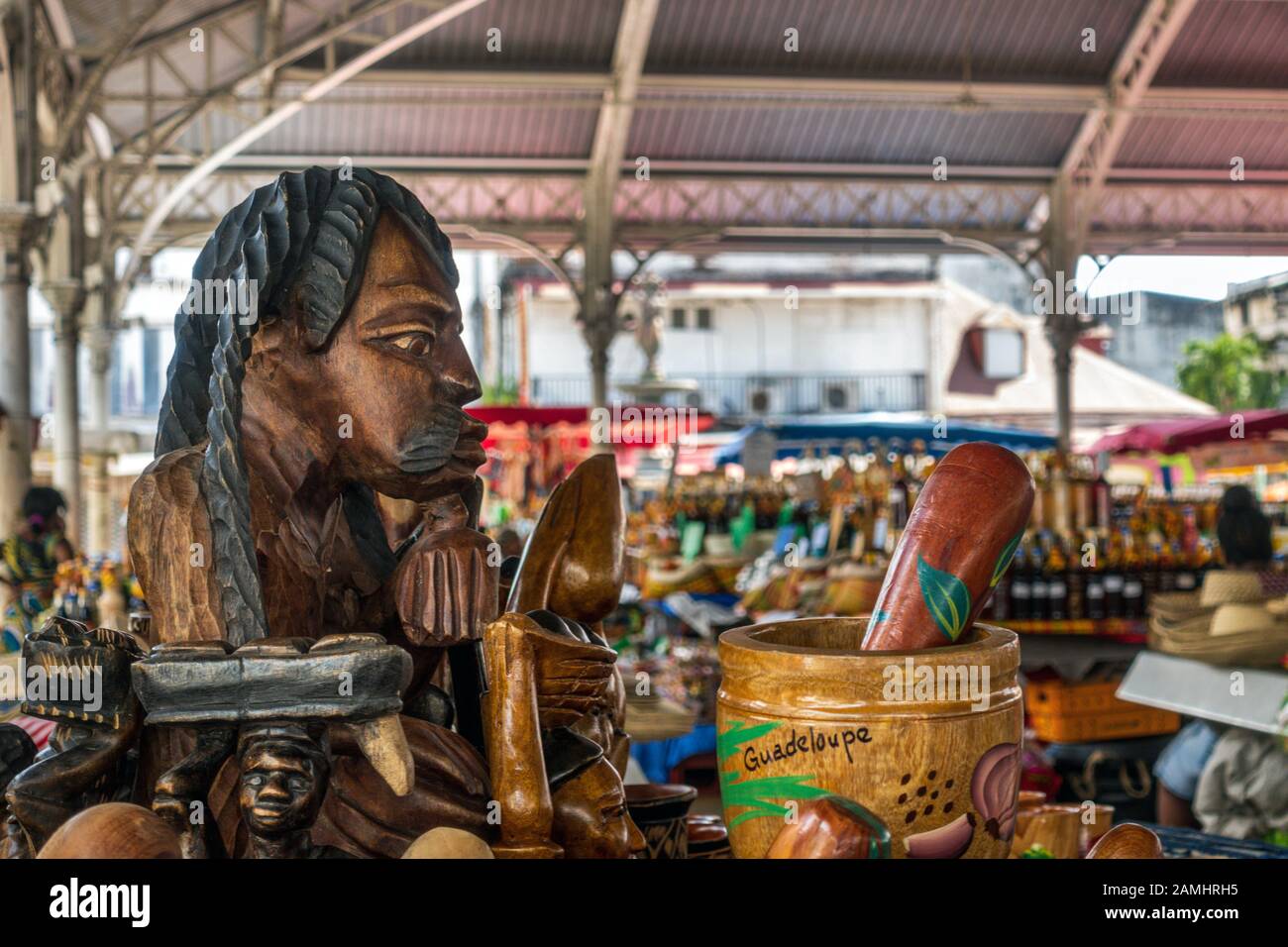 Artigianato locale, bancarelle di frutta e spezie al mercato delle spezie a Pointe-a-Pitre, Guadalupa, Indie Occidentali, Caraibi Foto Stock