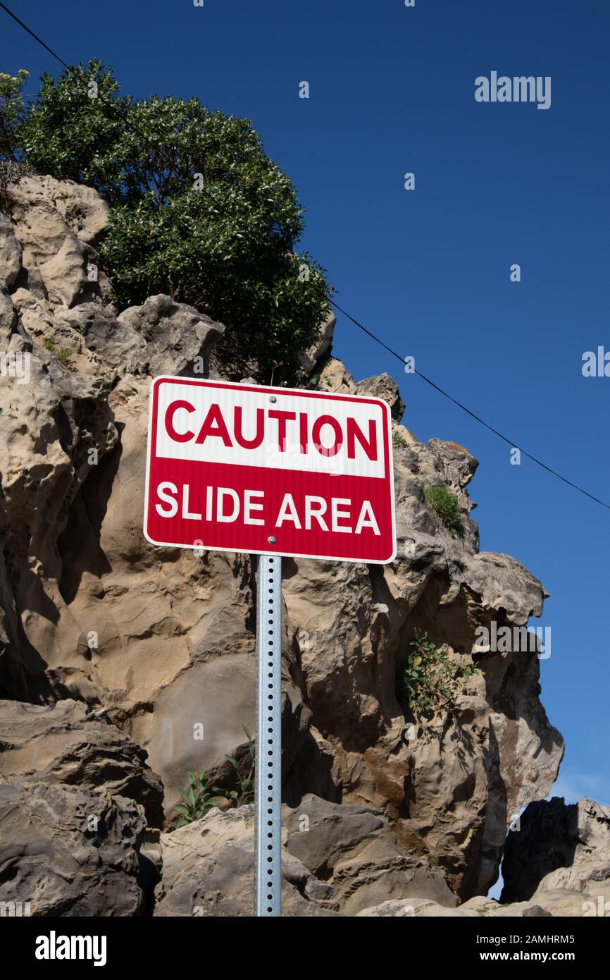 Attenzione segnale pericoloso rocce e scogliere area di scorrimento Corona del Mar state Beach Newport Beach Southern California USA Foto Stock