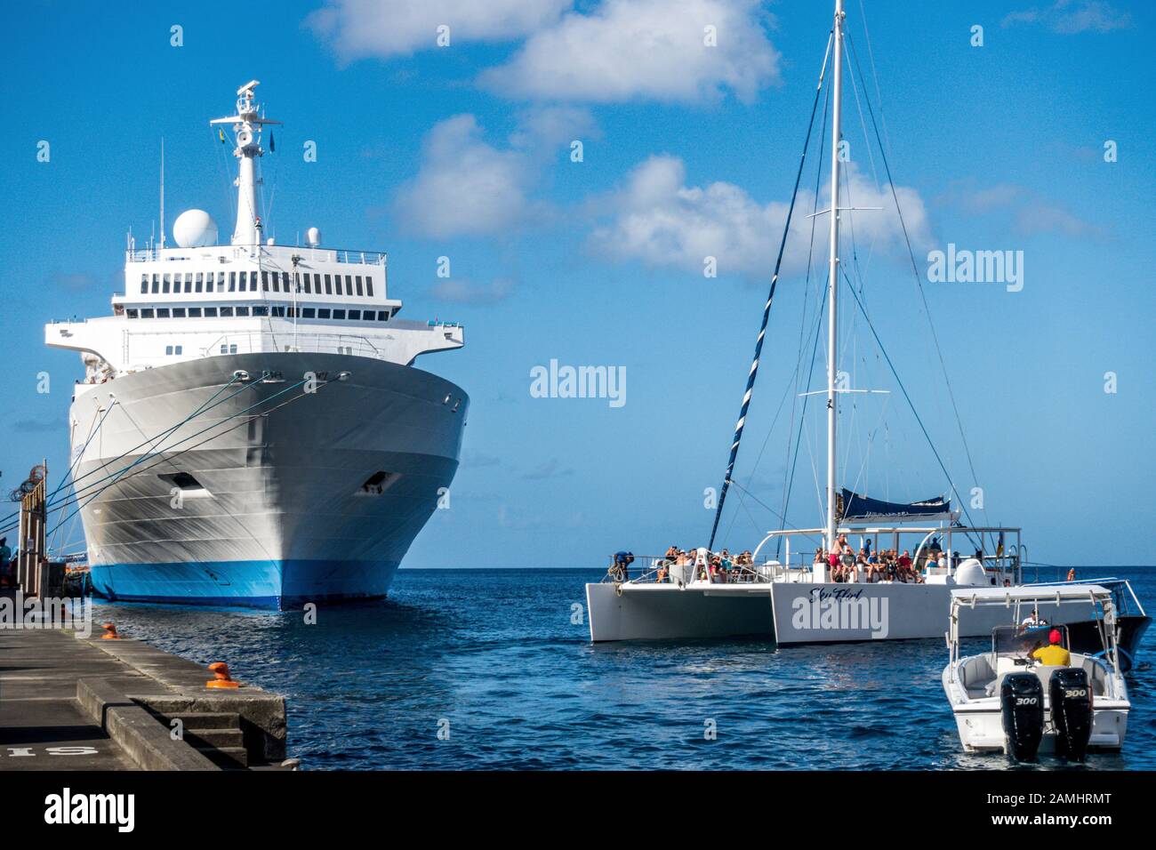 Passeggeri delle navi da crociera in un'escursione in catamarano, Kingstown, St. Vincent, Saint Vincent e Grenadine, Windward Islands, Caribbean, West Indies Foto Stock