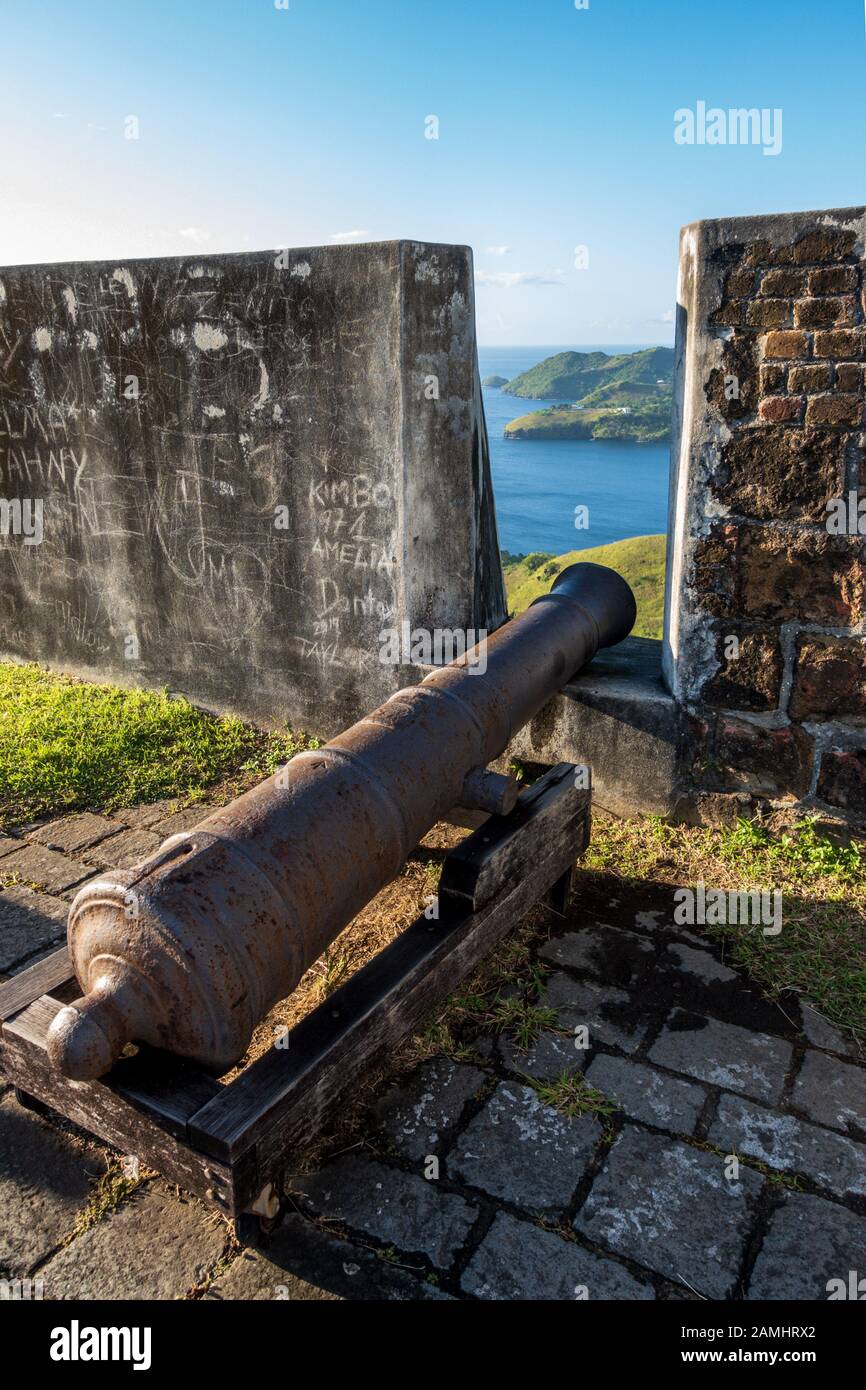 Cannone sui bastioni, Fort Charlotte, Kingstown, Saint Vincent e Grenadine, Indie Occidentali, Caraibi Foto Stock