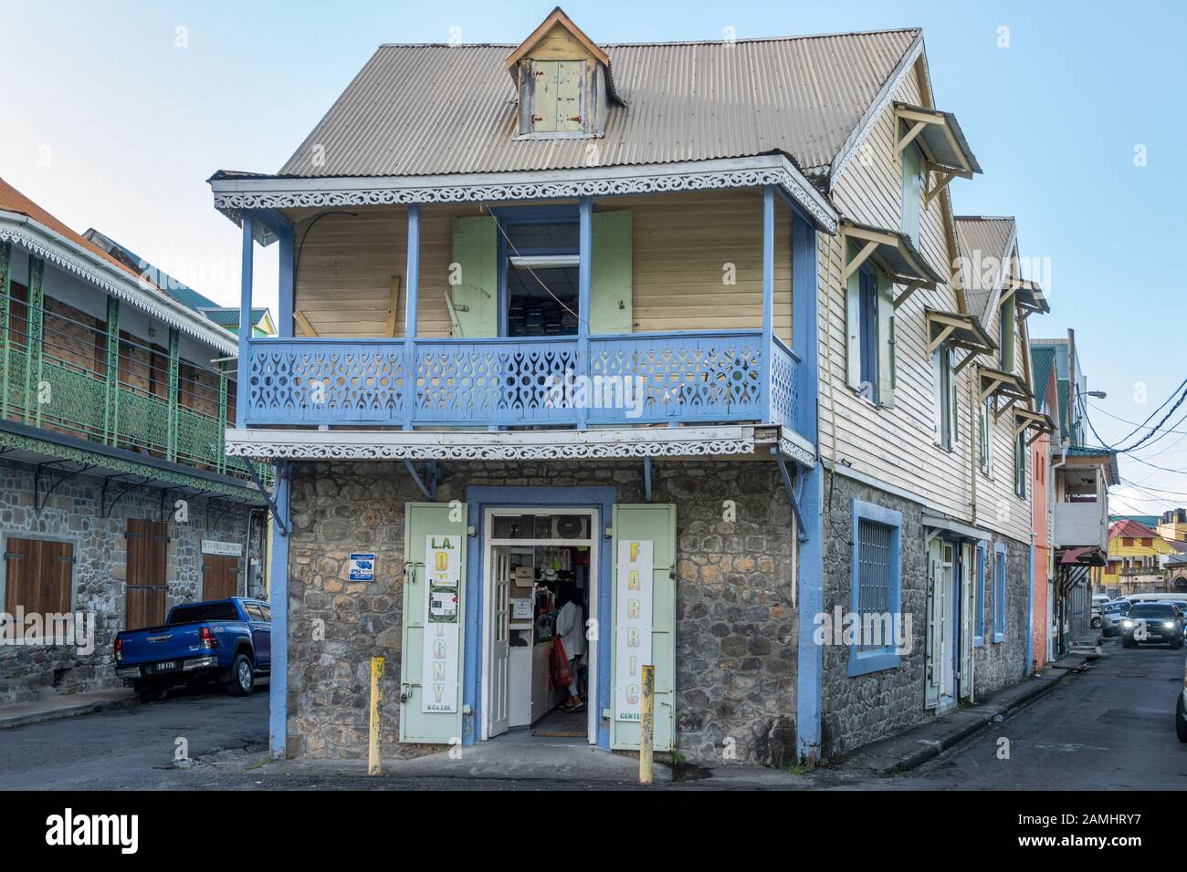 Strade ed edifici coloniali del quartiere centrale di Roseau, Dominica, Windward Islands, West Indies, Caraibi Foto Stock