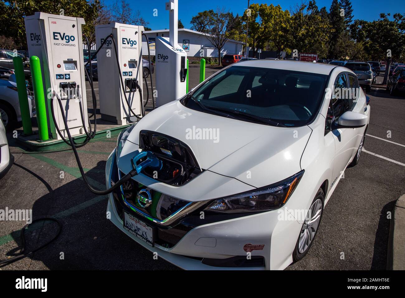 Auto elettrica a foglia Nissan in fase di ricarica presso la stazione di ricarica EVGO in California evgo stazioni di ricarica Foto Stock