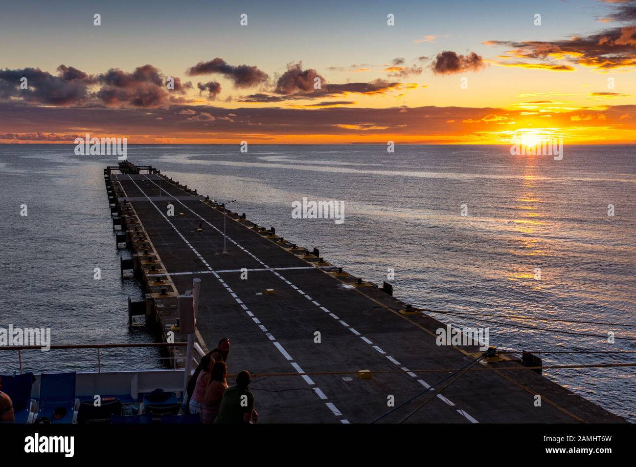 Vista dalla nave da crociera del sole che scende, Philipsburg, Sint Maarten, St. Maarten, Antille Olandesi, Antille Occidentali, Caraibi. Foto Stock