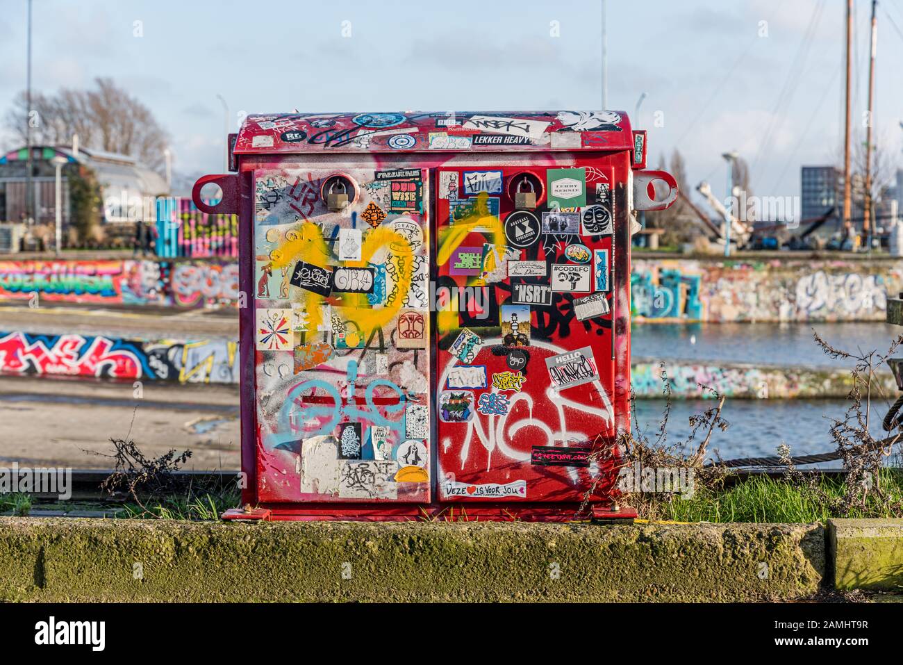 Olanda, Januari 2020, Amsterdam, scene colorfull al NDSM werf con le sue gru e i graviti nel nord di Amsterdam vicino al IJ nel fiume Ams Foto Stock