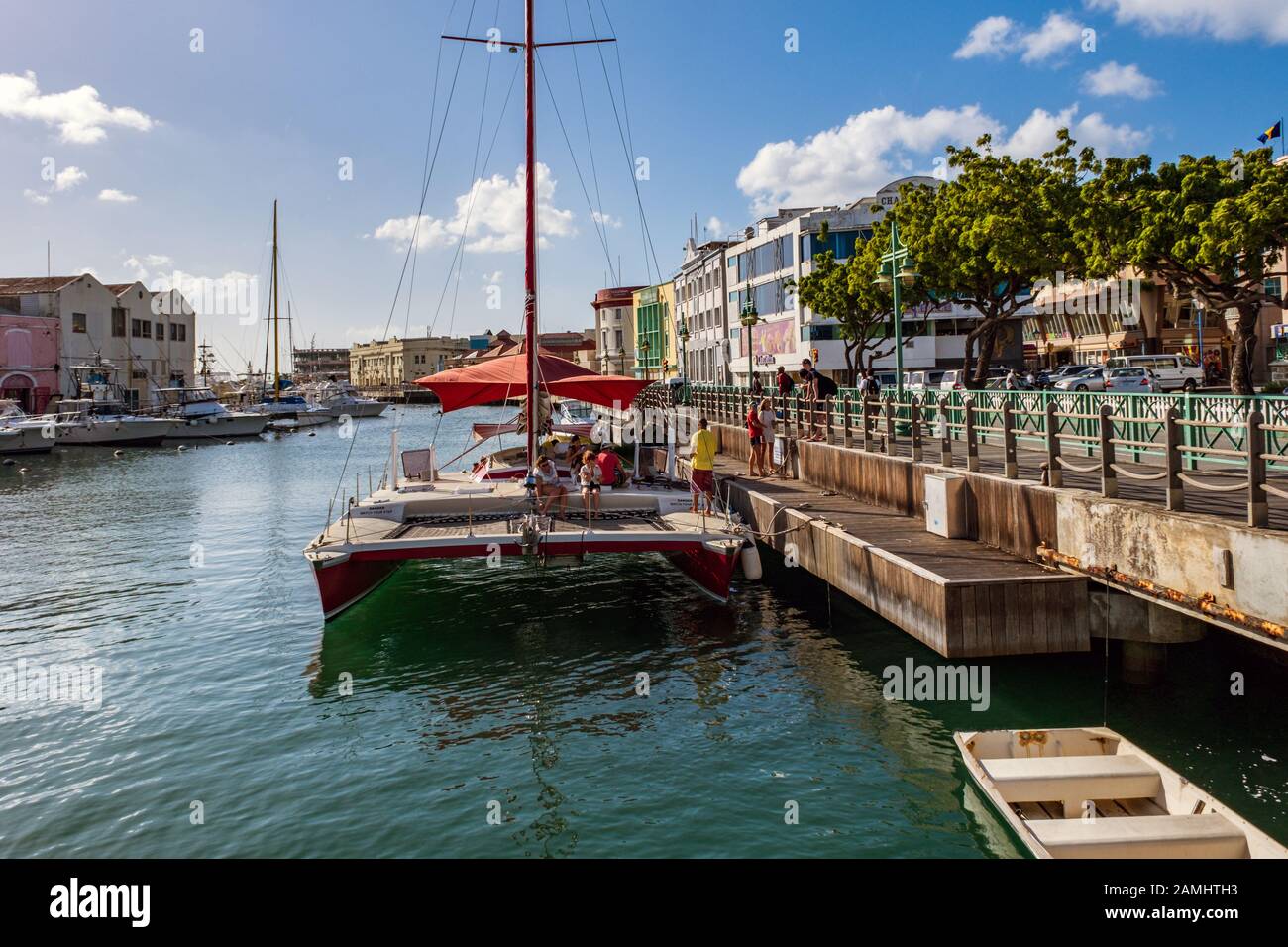 Ormeggiate barche e yacht nel porto di Bridgetown, Barbados, West Indies, dei Caraibi Foto Stock