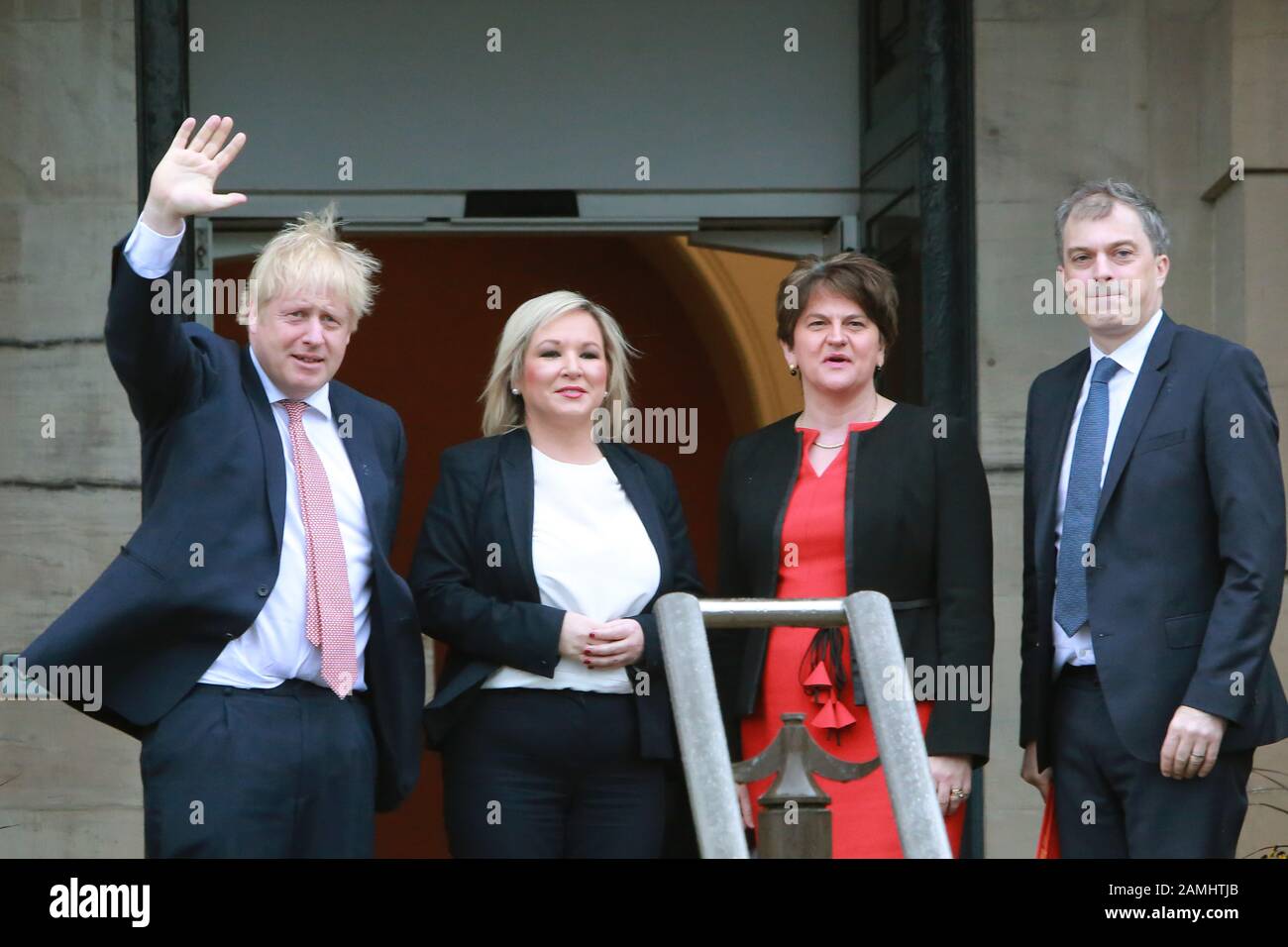 Belfast, Regno Unito. 13th Gen 2020. Il primo ministro britannico Boris Johnson (1st L) e il segretario di Stato britannico per l'Irlanda del Nord Julian Smith (1st R) sono accolti dal Primo ministro dell'Irlanda del Nord Arlene Foster (2nd R) del Partito Unionista democratico (DUP) e dal vice Primo ministro Michelle o'Neill del Sinn Fein di Belfast, Irlanda del Nord, Il Regno Unito, il 13 gennaio 2020. Boris Johnson ha affermato lunedì, durante una visita a Belfast, Irlanda del Nord, di sperare e di essere "fiduciosi" nel garantire un accordo a quota zero e a tariffa zero con l'Unione europea (UE). Credito: Xinhua/Alamy Live News Foto Stock