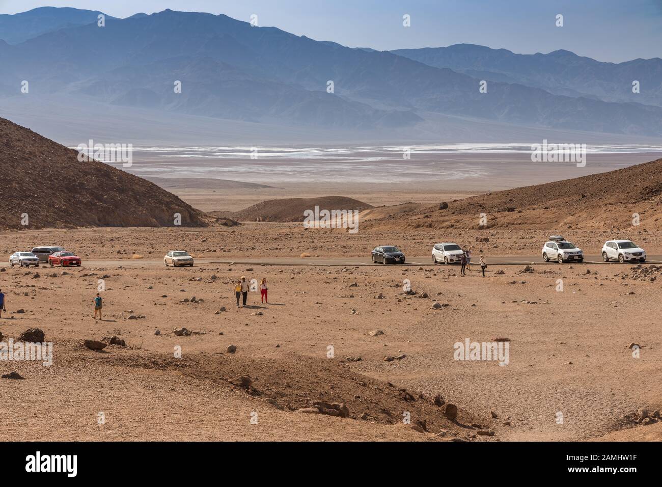 Turisti e auto parcheggiati vista panoramica n Death Valley California USA Foto Stock