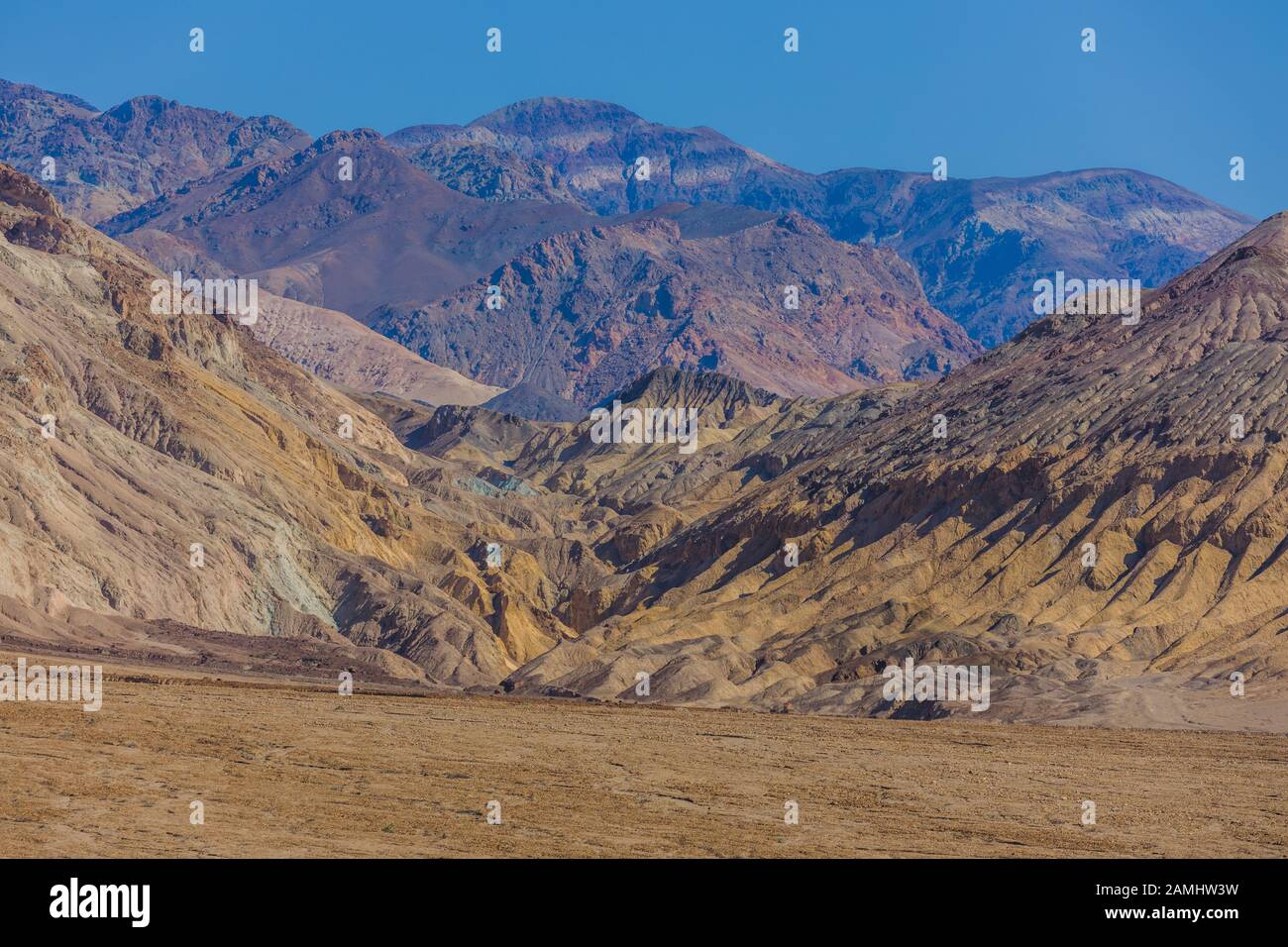 Artist's palette e guidare Death Valley California USA una tavolozza di colori montani con terreno vibrante colorato da metalli ricchi Foto Stock