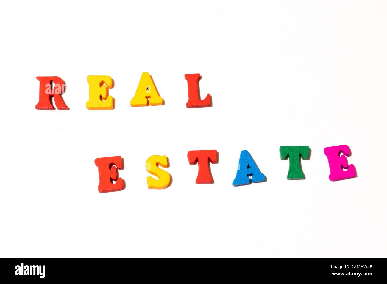 Word Real Estate lettera bordo su sfondo bianco. Disposizione piatta per l'illustrazione Foto Stock