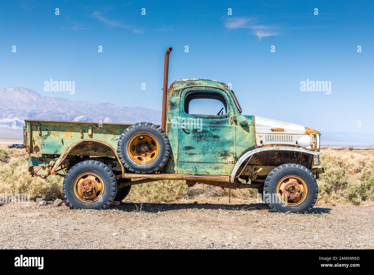 Vecchio camion d'epoca a Ballaret, Inyo County nel deserto californiano meridionale Foto Stock