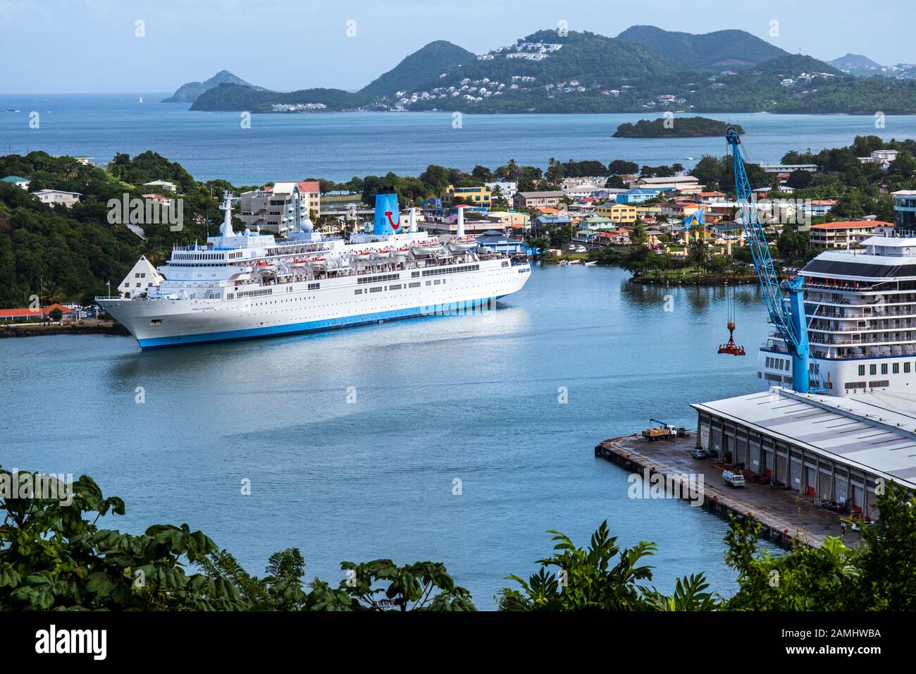 Nave da crociera Marella nel porto di Castries, la capitale di Santa Lucia, Indie Occidentali, Caraibi. Foto Stock