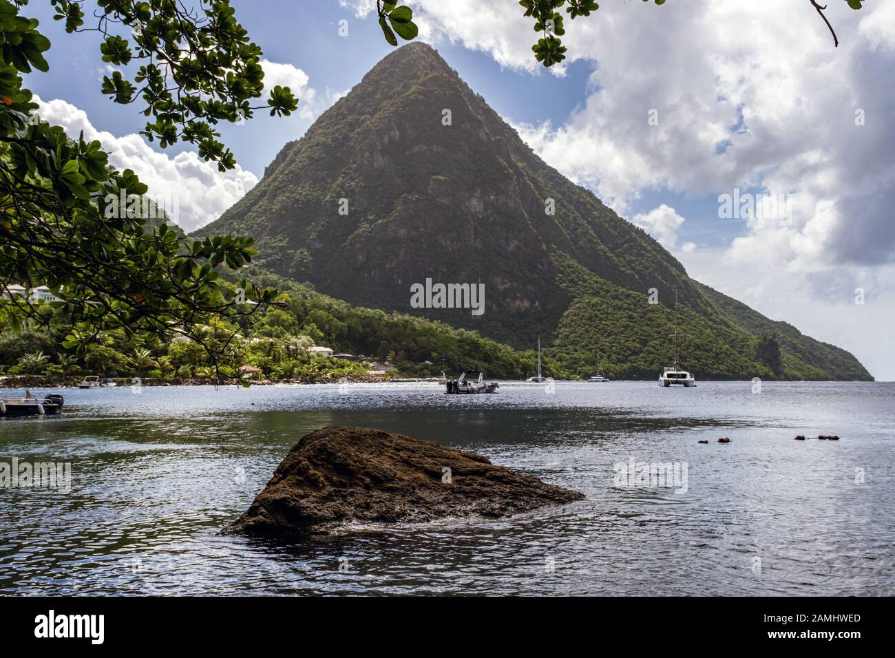 Vista Di Gros Piton Attraverso Piton Bay, Patrimonio Dell'Umanità Dell'Unesco, Santa Lucia, Indie Occidentali, Caraibi Foto Stock