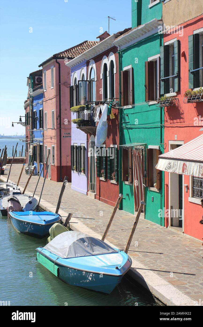 Il lungomare e le sue case colorate di Burano nella laguna di Venezia Foto Stock