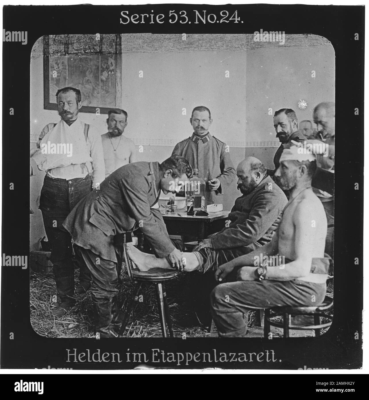 Proiezione Für Alle: Weltkrieg Serie 53 Kolonial-, Vedere- Und Landkämpfe N° 24. Helden im Etappenlazarett. - Die Firma „Proiezione für alle gegründet wurde 1905 von Max Skladanowsky (1861-1939)  . Sie produzierte bis 1928 FAST 100 Serien zu je 24 Glasdias im Format 8,3 x 8,3 cm im sog. Bromsilber-Gelatina-Trockenplatten Verfahren. Die Serien umfassten vor allem Städte, Länder, Landschaften aber auch Märchen und Sagen, das Alte Testament und den Ersten Weltkrieg. Foto Stock