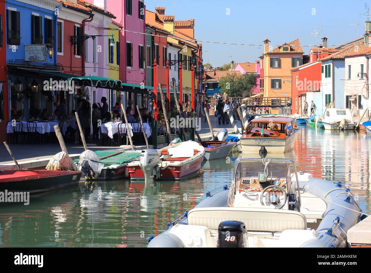 Il lungomare e le sue case colorate di Burano nella laguna di Venezia Foto Stock