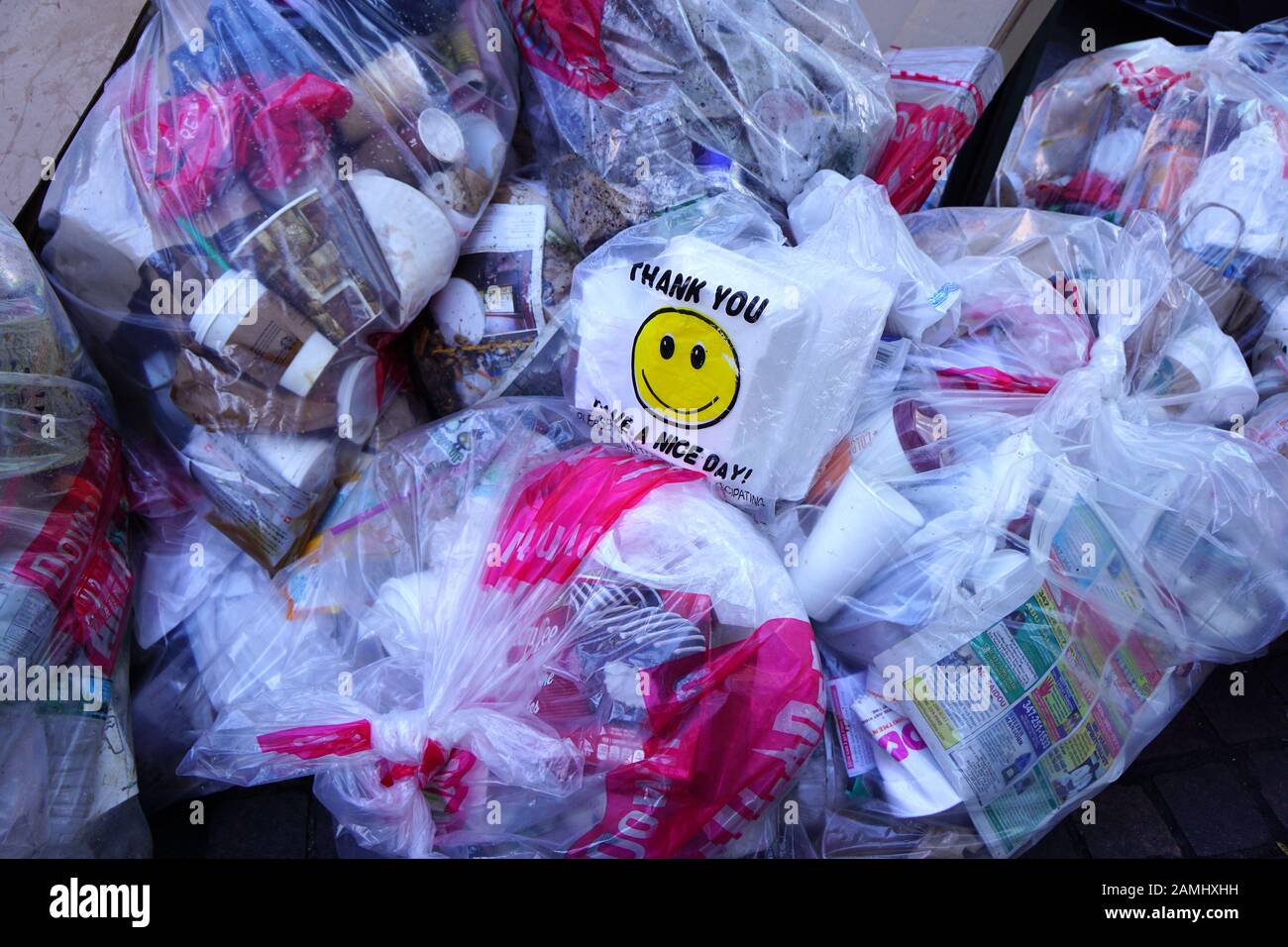 Un mucchio di rifiuti, spazzatura con un volto felice Foto Stock