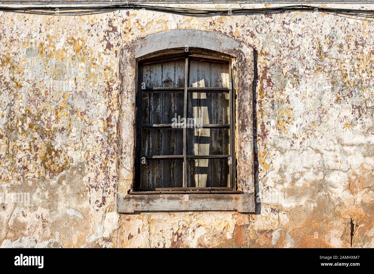 Vecchio edificio nella città di Sives, Portogallo, con una finestra rotta. Foto Stock