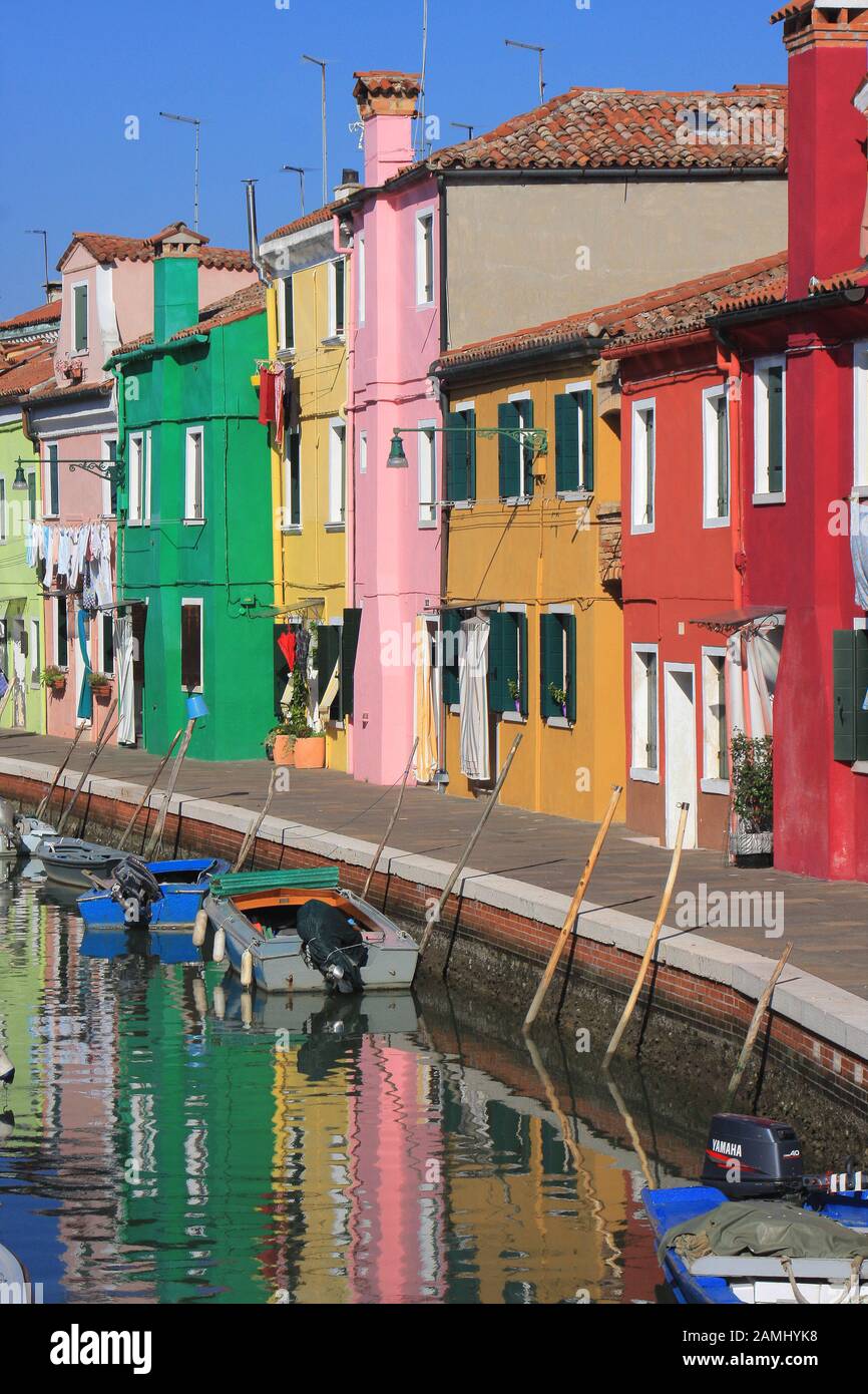 Il lungomare e le sue case colorate di Burano nella laguna di Venezia Foto Stock