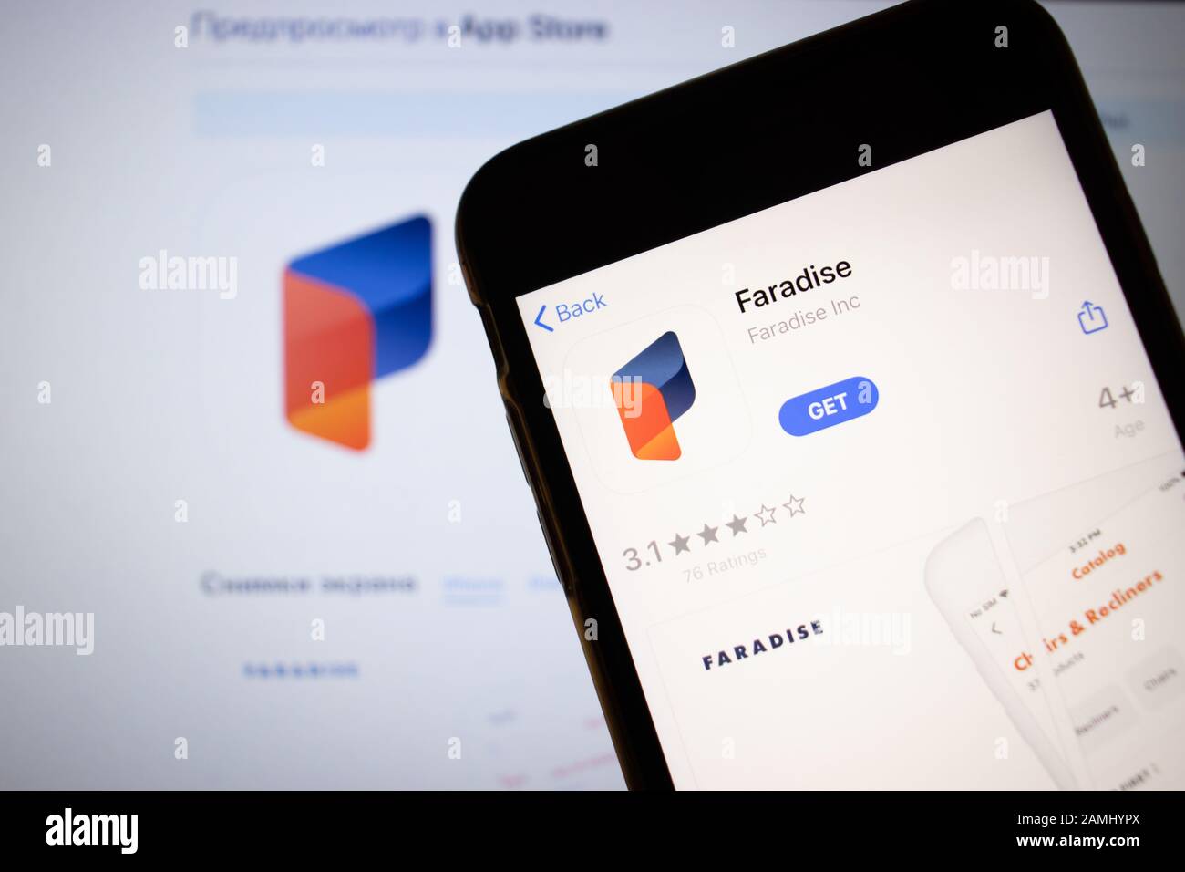 San Pietroburgo, Russia - 10 gennaio 2020: Telefono cellulare con icona Farparadise sullo schermo primo piano con sito web su laptop, Editoriale Illustrativa Foto Stock