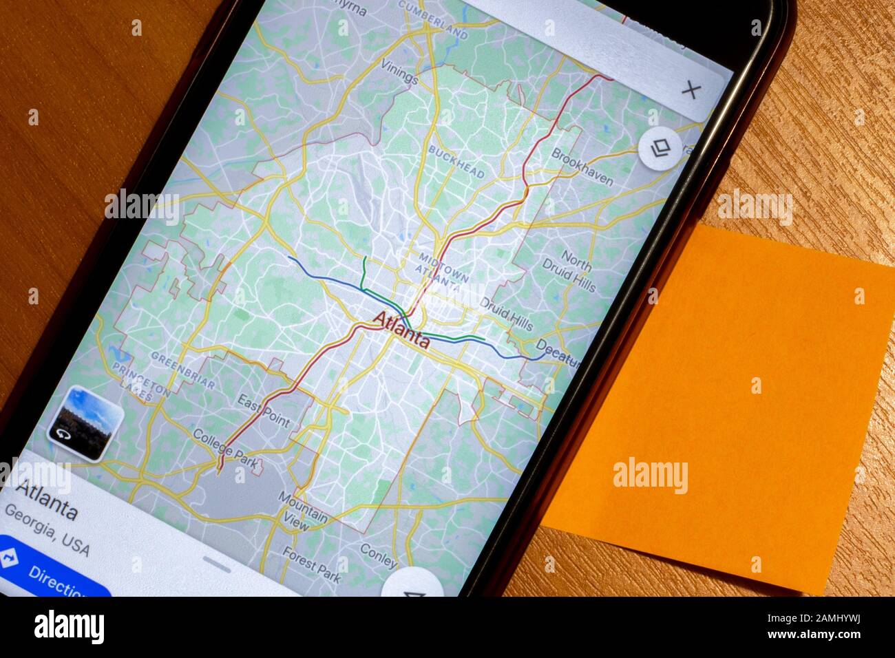 San Pietroburgo, Russia - 10 gennaio 2020: Mappa della città di Atlanta sullo schermo del telefono primo piano con spazio per le copie. Concetto di turismo, Illustrativo Foto Stock