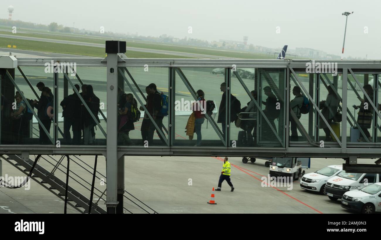 Varsavia, 7 novembre 2019: Decine di persone in attesa nella que in jet bridge per entrare in aereo Foto Stock