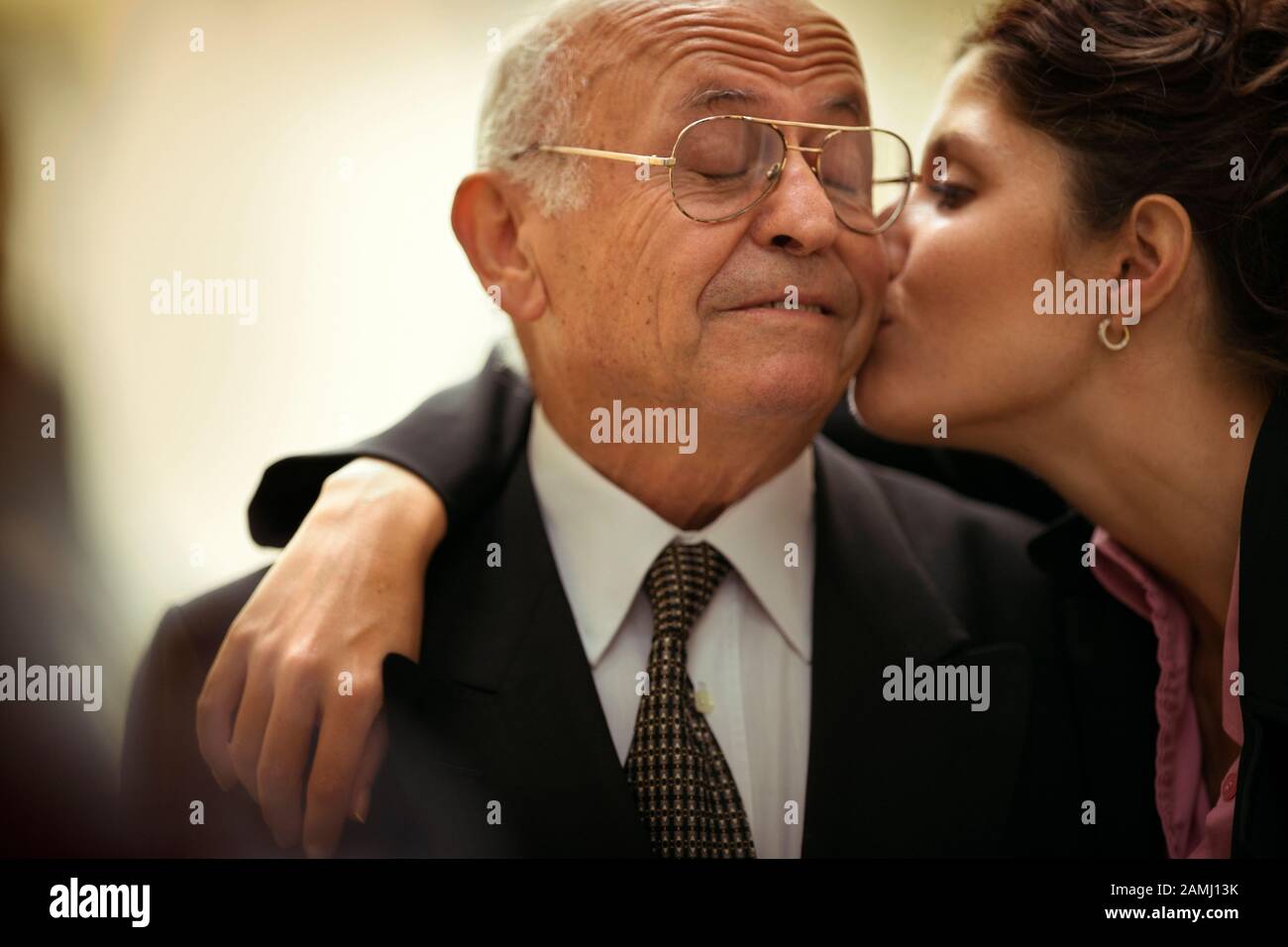 Vista di una donna baciare un uomo anziano. Foto Stock