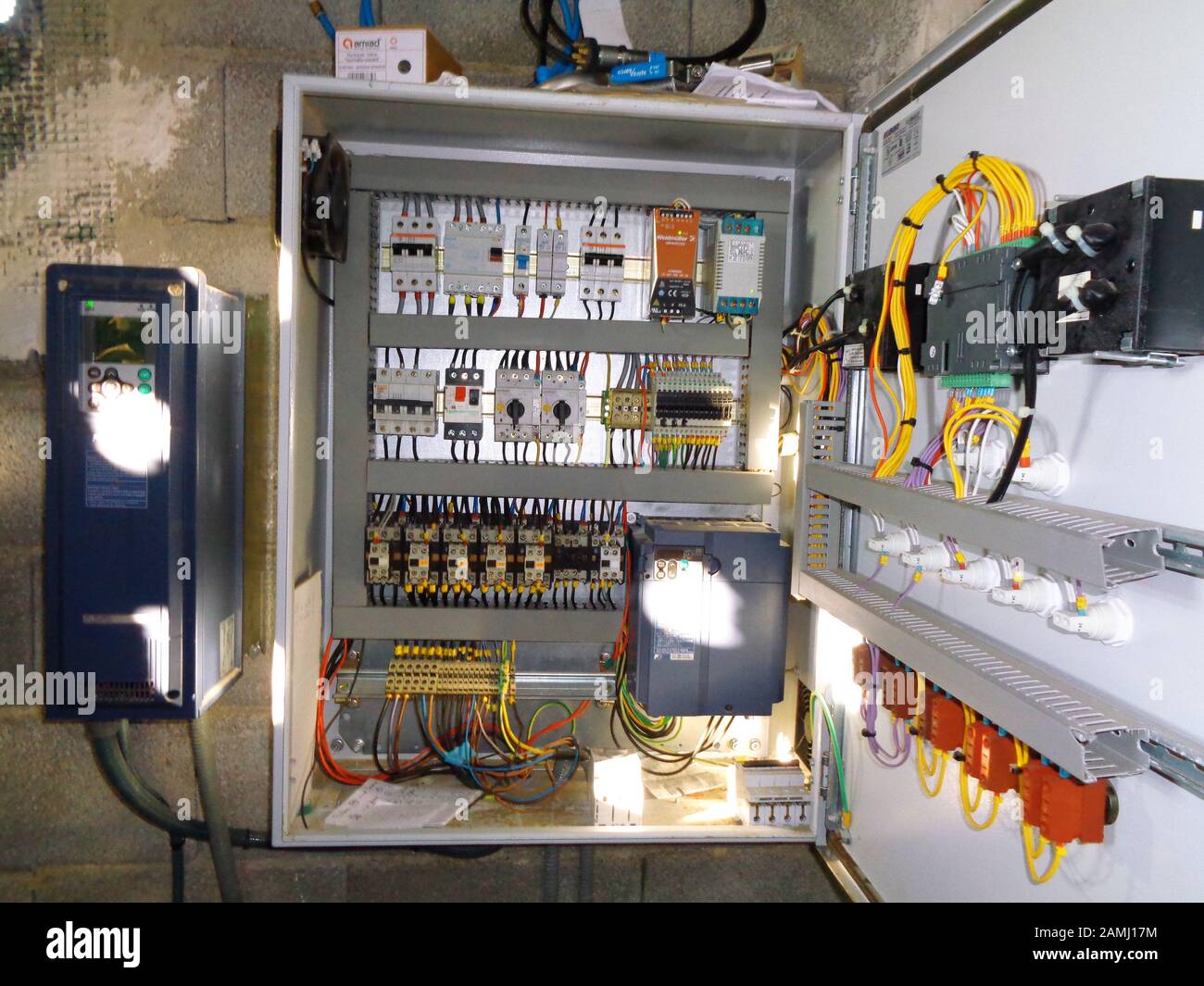 scatola di distribuzione dell'elettricità con scatola fusibili fili e interruttori automatici Foto Stock