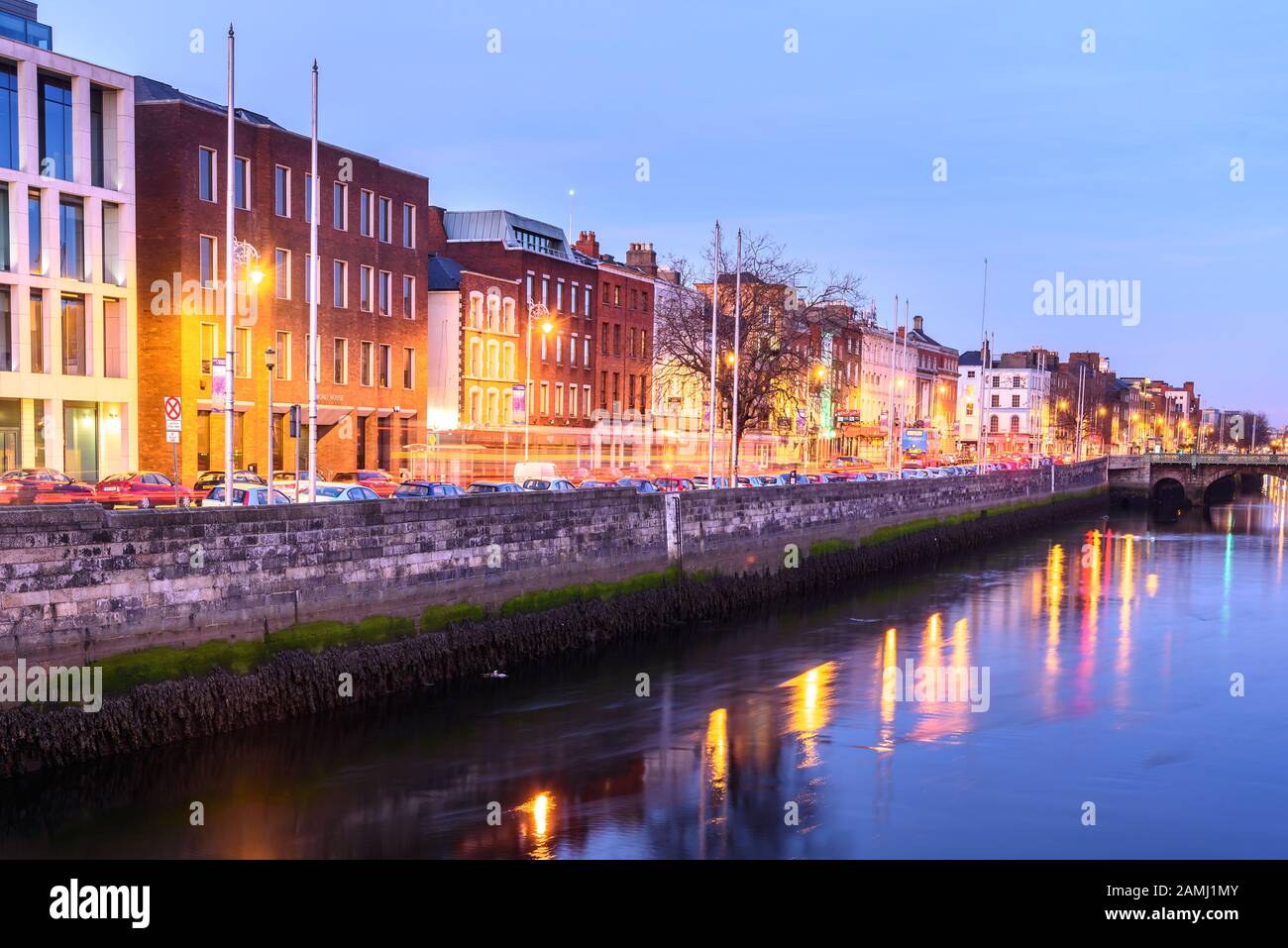 Dublino, IRLANDA-05 APRILE 2015: Argine del fiume Liffey a Dublino, Irlanda. Foto Stock