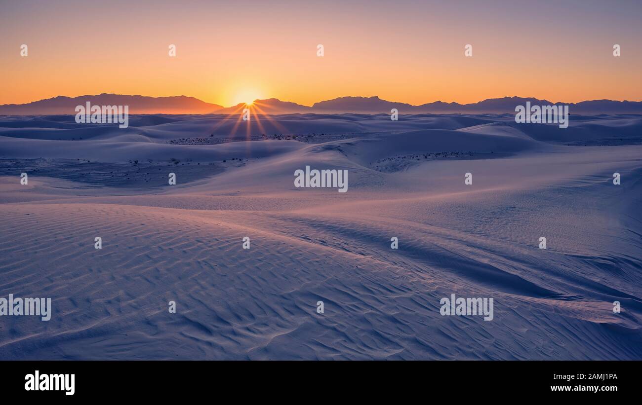 Tramonto sulle montagne di San Andres e dune di sabbia al White Sands National Park, New Mexico, USA. Foto Stock