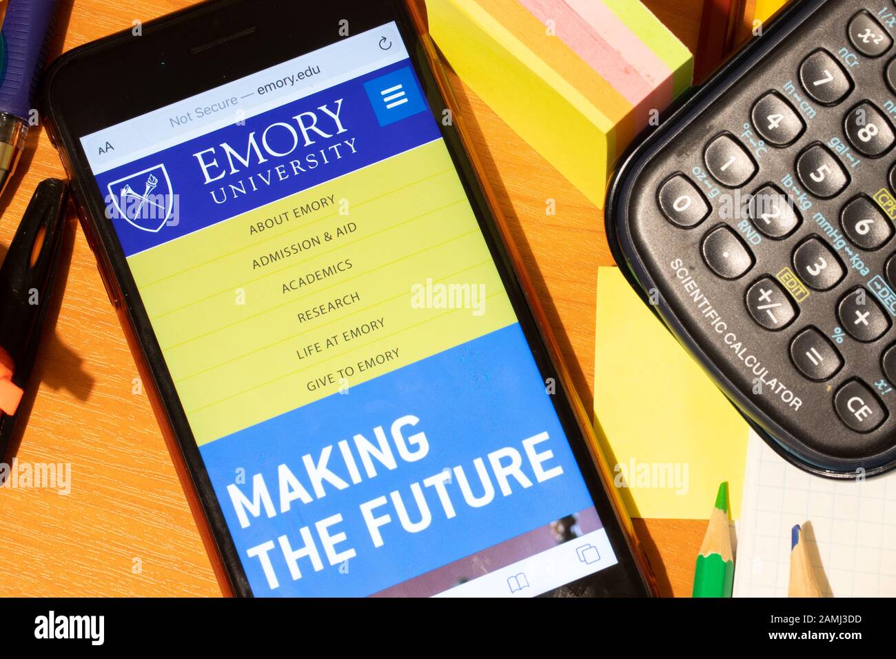San Pietroburgo, Russia - 10 gennaio 2020: Schermata telefonica con la pagina del sito web della Emory University. Concetto di ammissione all'istruzione superiore, Illustrativo Foto Stock