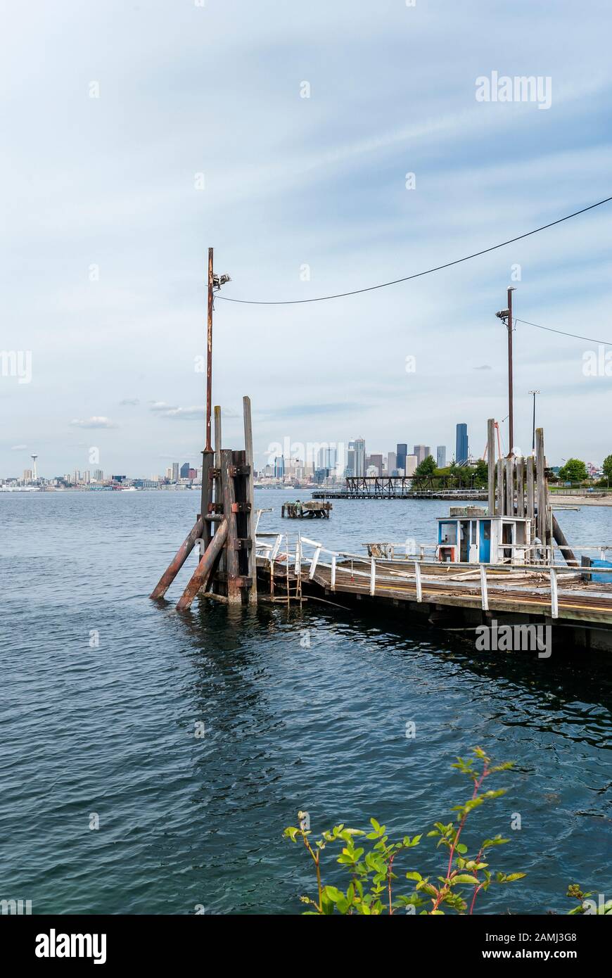 Vista di un dock traballanti e la skyline di Seattle da ovest a Seattle, Washington. Foto Stock