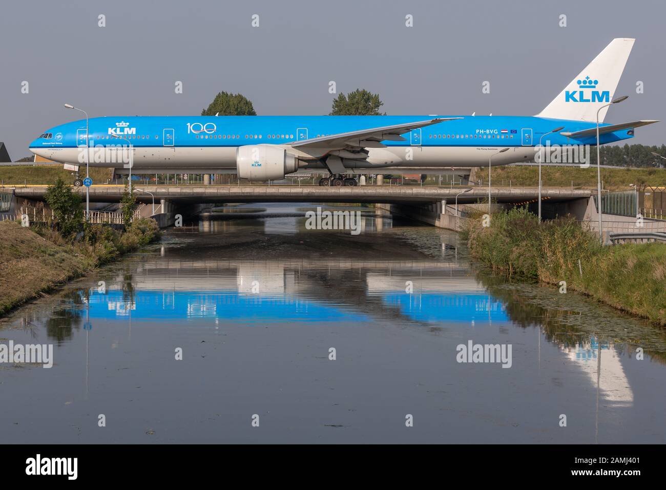 Amsterdam, Paesi Bassi, 22 Agosto 2019. KLM Boeing 777-300 decorato con il logo del 100 anni anniversario presso l'aeroporto di Schiphol. Foto Stock