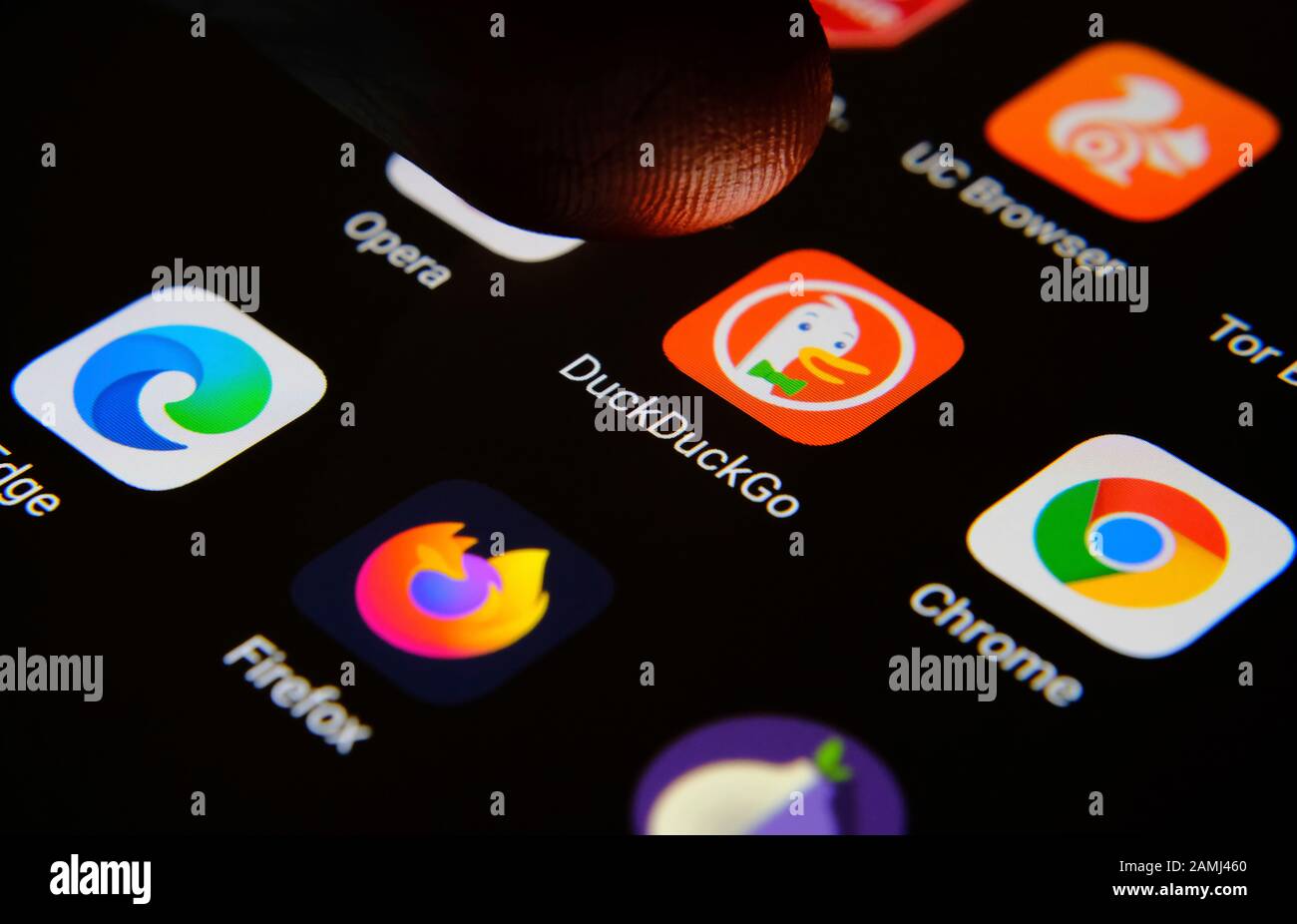 App browser Internet DuckDuckGo circondata da concorrenti e un dito dell'utente che lo seleziona. Concetto di concorrenza. Foto macro. Foto Stock