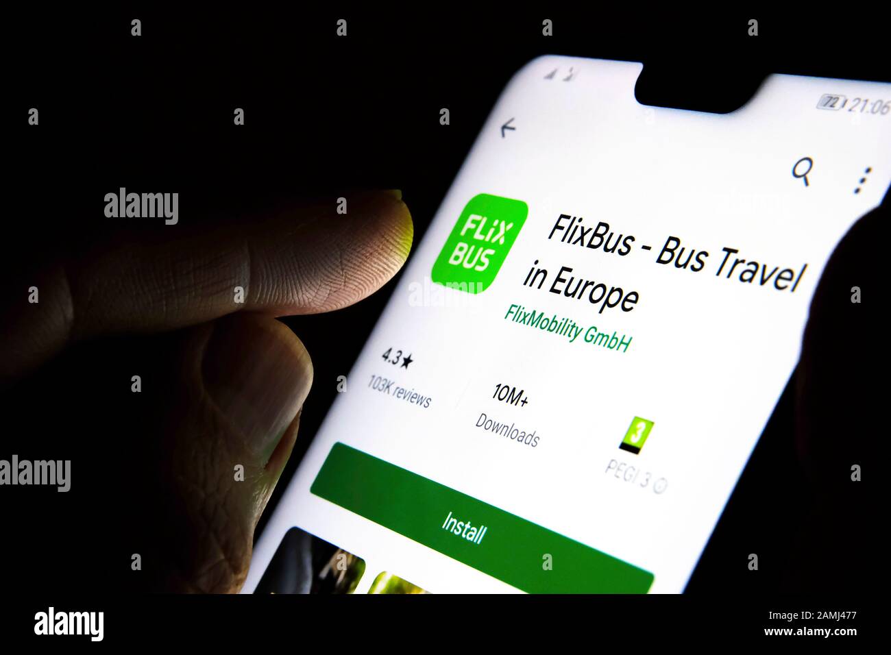 L'applicazione FlixBus sullo schermo dello smartphone e l'utente sono pronti per l'installazione. FlixBus è una popolare app di viaggio in autobus in Europa. Foto Stock
