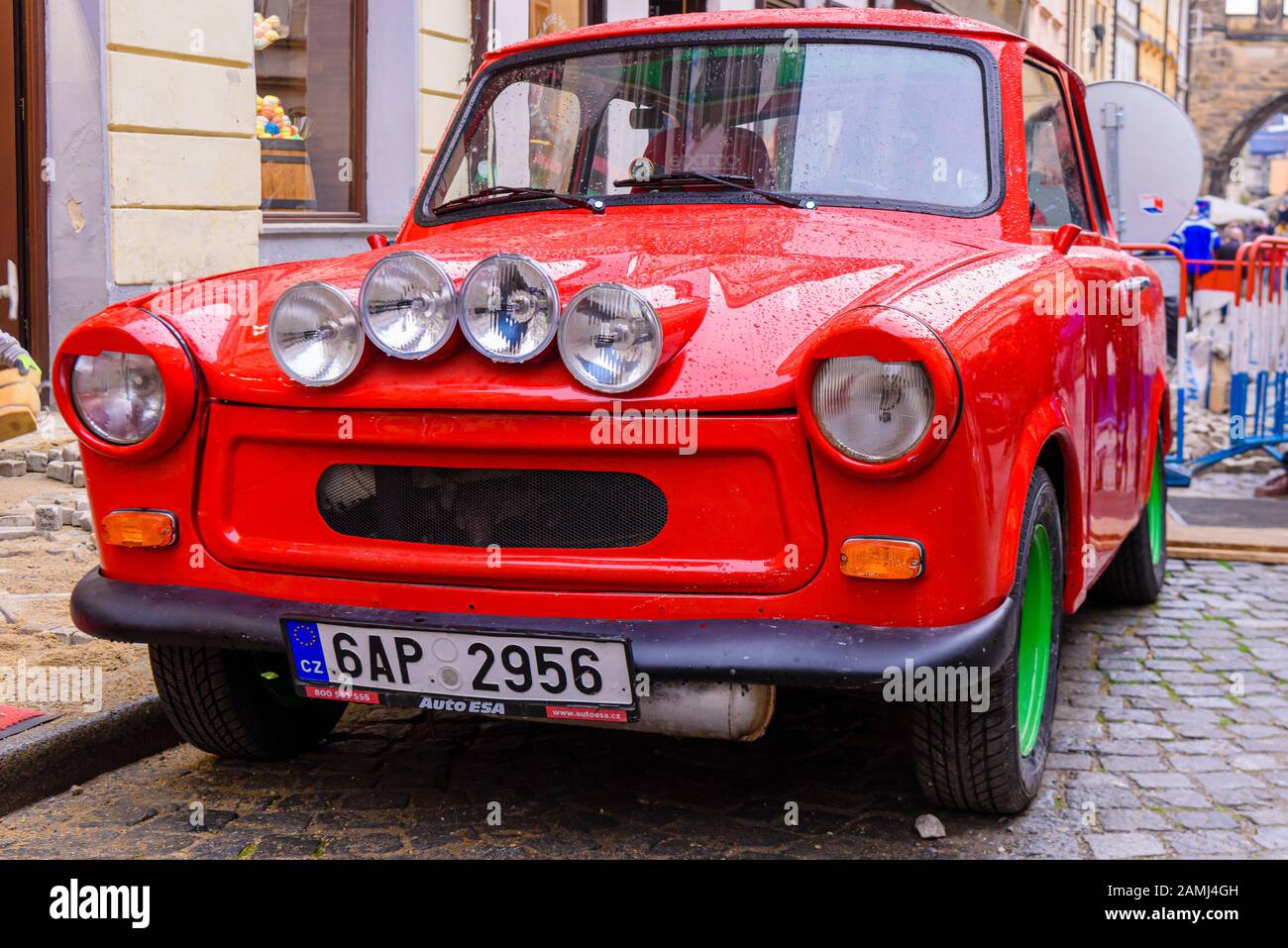 Una trabant rossa dell'era sovietica, popolare nella Germania orientale durante l'era comunista. Foto Stock