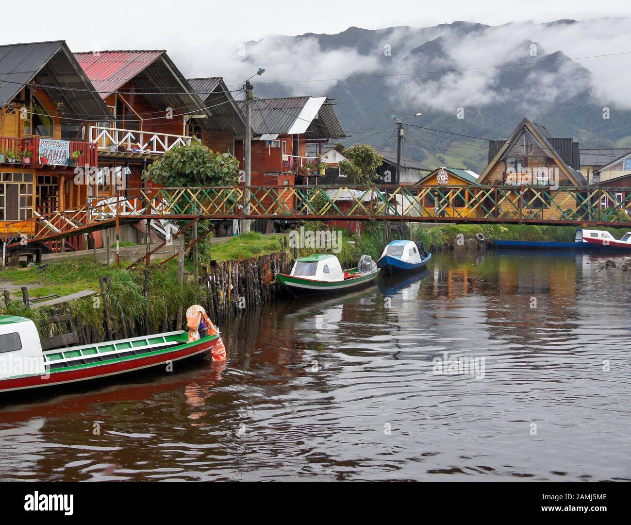 Barche colorate, ristoranti e case su un canale nel villaggio di Encano, Laguna la Cocha, Colombia Foto Stock
