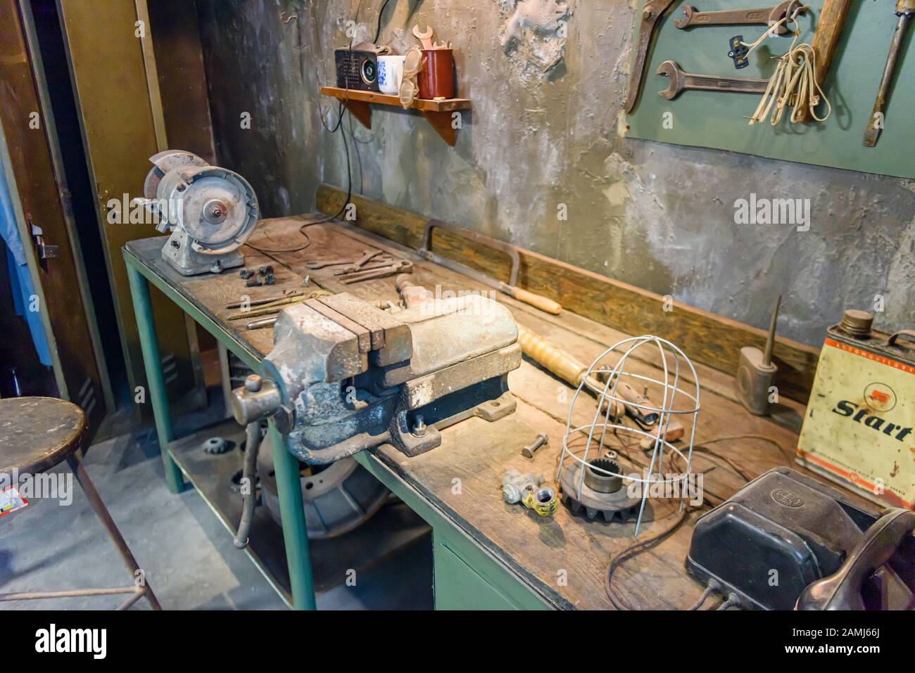 Banco da lavoro di progettazione vecchio stile con utensili. Foto Stock