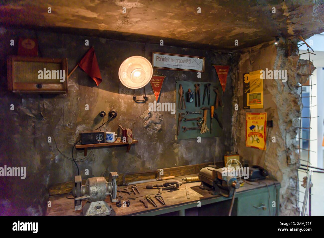 Attrezzi all'interno di un'officina molto antiquata in epoca sovietica Cecoslovacchia Foto Stock