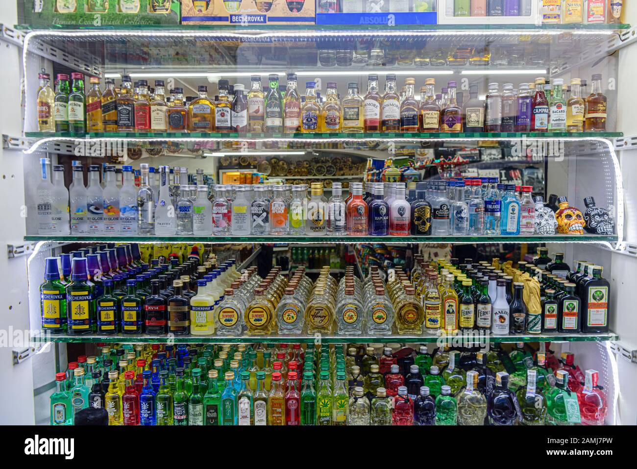 Miniture bottiglie di liquori, tra cui assenthé, gin, whisky, vodka e rum in una vetrina, Praga, Repubblica Ceca Foto Stock