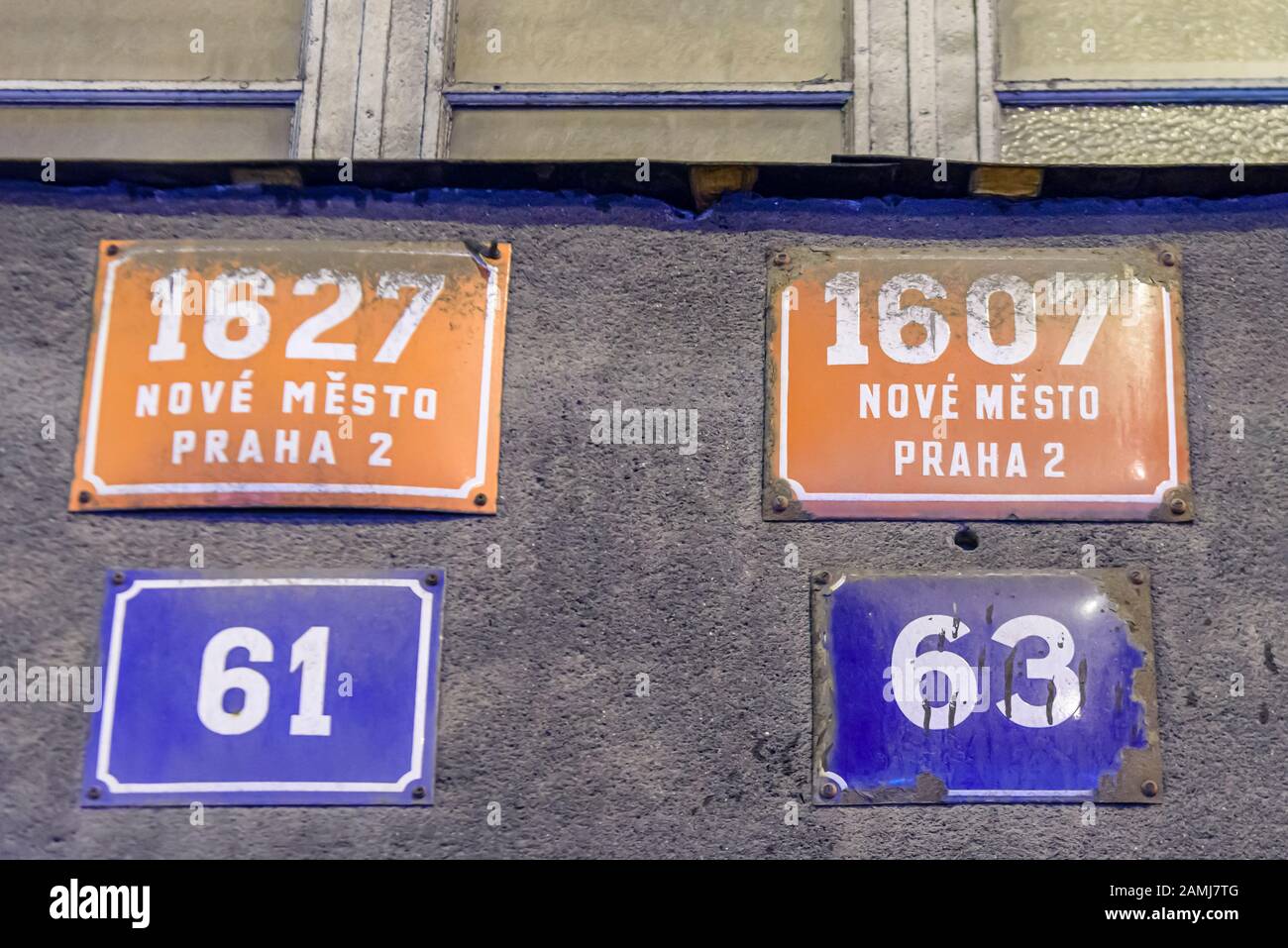 Segnali e numeri di strada, Praga, Repubblica Ceca Foto Stock