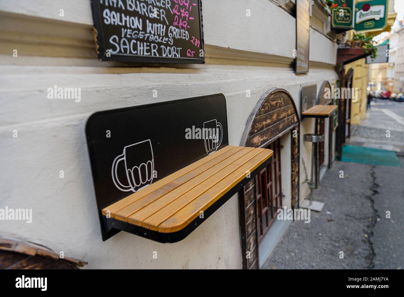 Mensola all'esterno di un bar a Praga per il riposo dei bicchieri da bevande. Foto Stock