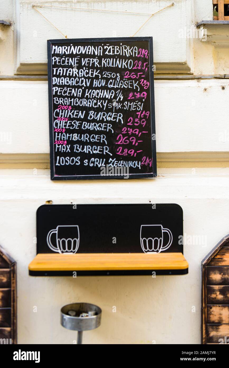 Mensola all'esterno di un bar a Praga per il riposo di bicchieri con un menù di cibo. Foto Stock