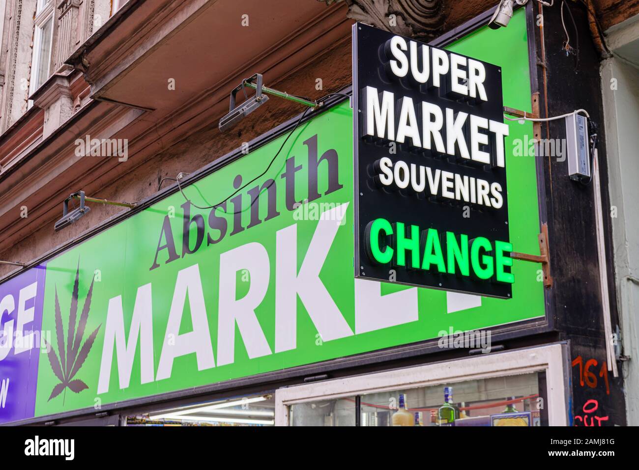 Segno fuori di un mercato di Absenth, popolare a Praga, Repubblica Ceca, anche un supermercato che vende souvenir ed offre il cambio estero. Foto Stock