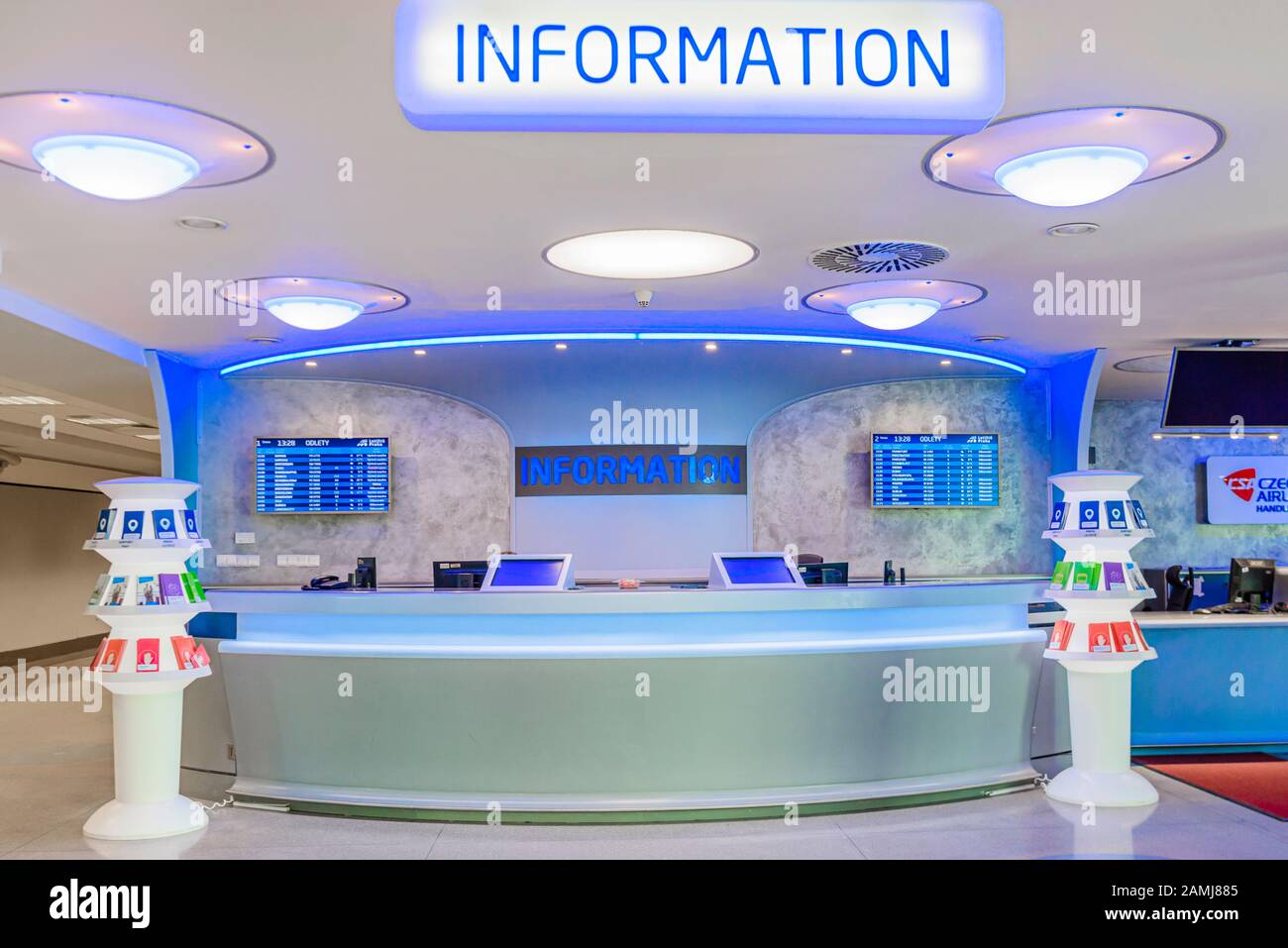 Banco informazioni per l'aeroporto di Praga, Repubblica Ceca Foto Stock