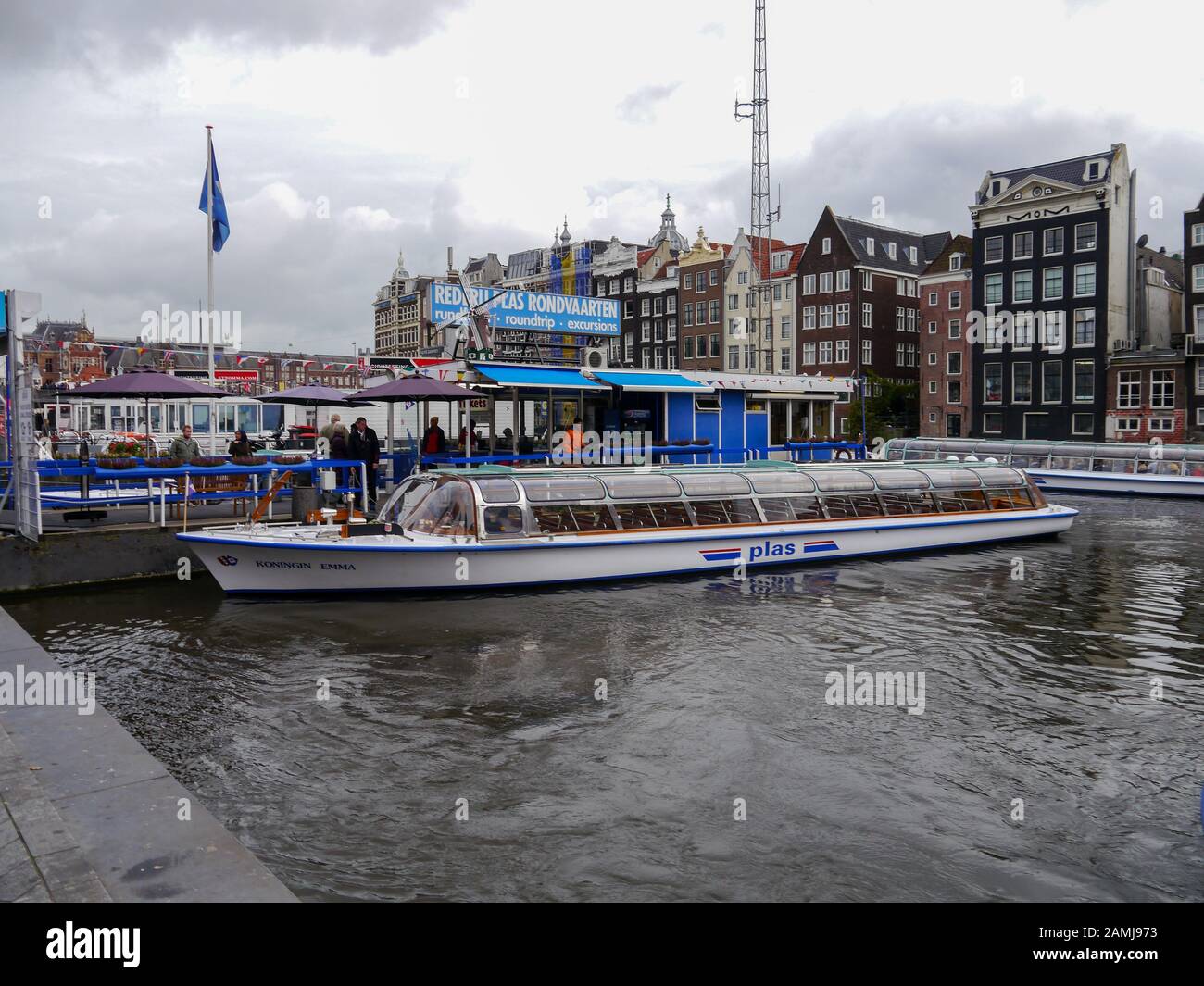 Crociera turistica su un canale ad Amsterdam, Paesi Bassi Foto Stock